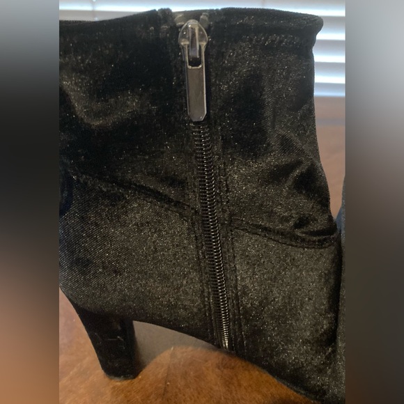 Ladies Size 8.5 Libby Edelman “Justine” Black 3 1/2” Bootie With Soft Satin Feel - Picture 17 of 17